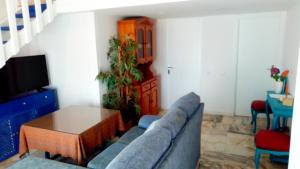 Televízia a/alebo spoločenská miestnosť v ubytovaní Habitaciones Turisticas Las Brisas