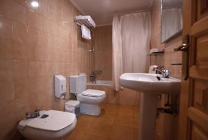 Kúpeľňa v ubytovaní Hotel La Venta de Goyo + 21 fotografií