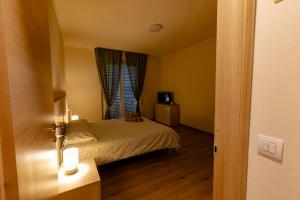 a small bedroom with a bed and a window at B&B Abbazia di Piona in Colico
