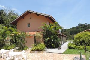Blick auf ein Haus mit Innenhof in der Unterkunft Pousada e Marina Pier 44 in Nazaré Paulista