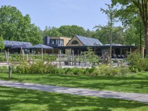 a garden with a building in the background at Brabants licht in Lage Mierde