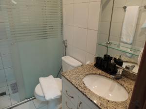 La salle de bains est pourvue d'un lavabo, de toilettes et d'une douche. dans l'établissement Life Resort, à Brasilia