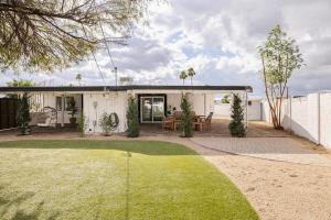 a white house with a patio and a yard at Oasi Elegante in Scottsdale