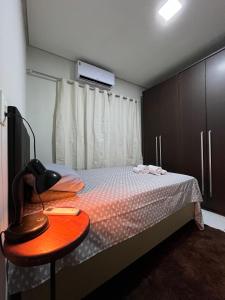 una camera da letto con un letto e un tavolo con una lampada di KitAp Timon a Timon