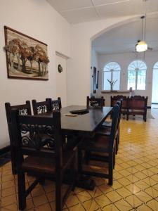 a dining room with a table and chairs at Templo Verde Eco hostal in Minca
