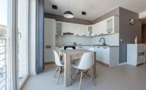 Kuchyňa alebo kuchynka v ubytovaní MINIMAR Apartamenty Świeradów