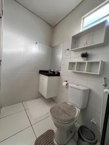 un bagno bianco con WC e finestra di KitAp Timon a Timon