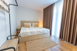 ein Schlafzimmer mit einem Bett und einem großen Fenster in der Unterkunft M a p p i in Alpiarça