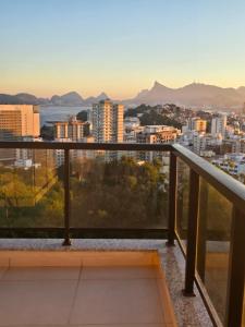 a balcony with a view of the city at Vista Mar Icaraí Ingá in Niterói
