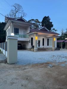 a white house with a driveway in front of it at Private Pool Homestay Kota Bharu 3 Bilik Tidur Muat 12 Tetamu in Kota Bharu