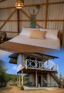 a bed in a roofed room with a bed on top at Cabañas Mastranto in Monterrey