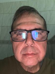 a man is wearing glasses with his reflection in at Apartamento in Ribeirão Preto