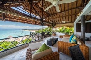 an open living room with a view of the ocean at Villa Atas Lembongan in Nusa Lembongan