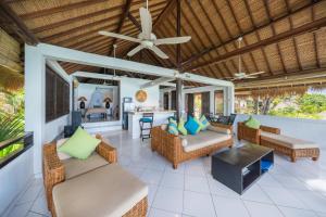 an open living room with a ceiling fan at Villa Atas Lembongan in Nusa Lembongan