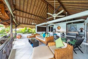 an open living room with furniture and a bedroom at Villa Atas Lembongan in Nusa Lembongan