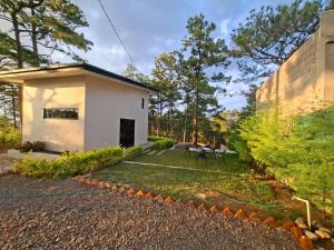 a small white building with a picnic table in a yard at Villa 1991 in San Ignacio