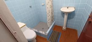 a bathroom with a toilet and a sink at Hotel casa de doña Rome in Chichicastenango