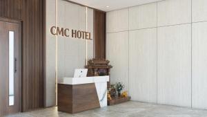 eine Lobby mit einem CNA-Hotelschild an der Wand in der Unterkunft CMC Hotel in Bắc Giang