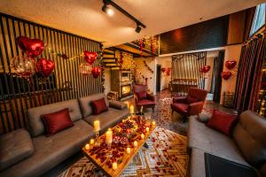 a living room with a couch and a table with candles at Villa Vrosi - فلل وأكواخ فيروز السياحية in Ardeşen