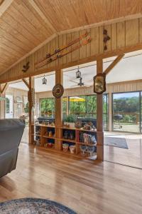 a living room with a large wooden ceiling at Covea Cabin in Luray