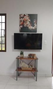 a living room with a tv and a table at Arbis Jusseth Home in Calobrito