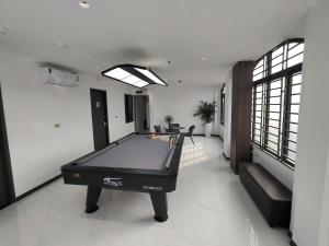 ein Billardzimmer mit einem Billardtisch darin in der Unterkunft CMC Hotel in Bắc Giang