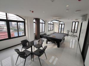 ein Wohnzimmer mit Billardtisch und Stühlen in der Unterkunft CMC Hotel in Bắc Giang