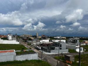 a view of a city under a cloudy sky at Suites no Atalaia in Salinópolis