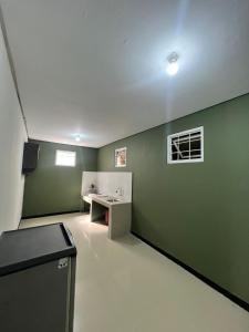 a green room with a sink and a desk at new pratama in Sampal 2