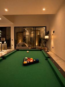 a pool table with a tray of balls on it at Casa Luna con alberca privada y billar in Cuautla Morelos