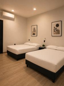 two beds in a hotel room with two beds at Casa Luna con alberca privada y billar in Cuautla Morelos