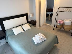 a bedroom with a bed with towels on it at Dpto del Cerro in Tandil