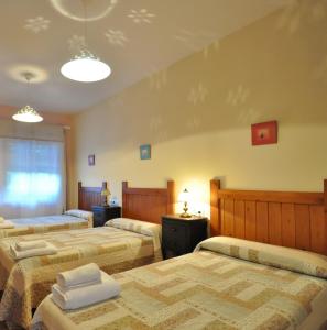 Tempat tidur dalam kamar di Hotel Rural Aguallevada