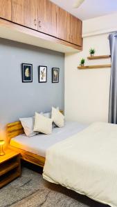 two beds sitting next to each other in a bedroom at Namma Suites 1BHK Serviced Apartment near NIMHANS & St Johns hospital in Bangalore +23 photos