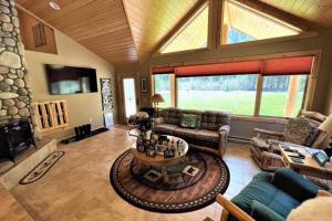 a large living room with a large vaulted ceiling at Scenic Solitude in South Fork
