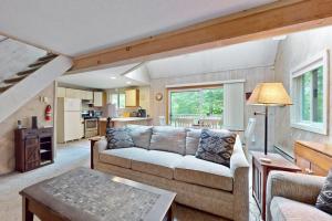 ein Wohnzimmer mit Sofa und eine Küche in der Unterkunft Valley View: Forest Edge 189 in Dover