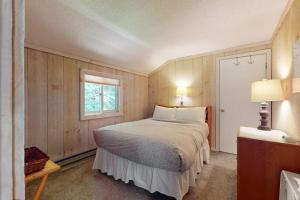 ein Schlafzimmer mit einem Bett und einem Fenster in der Unterkunft Valley View: Forest Edge 189 in Dover