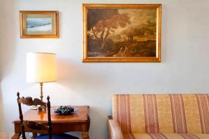 a living room with a couch and a painting on the wall at Cà Tornielli apartment in Venice