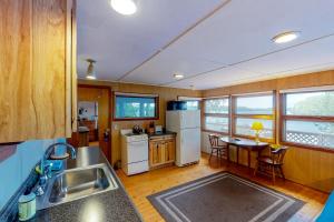 a kitchen with a sink and a table with chairs at Garden Island's Oak in Charlotte