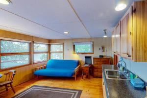 a kitchen with a blue couch in a room at Garden Island's Oak in Charlotte