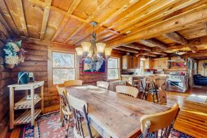 a dining room with a large wooden table and chairs at The Cabin & Loft Fort Defiance in Pittsfield