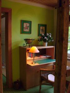 Pokój z biurkiem z lampką i krzesłem w obiekcie Landhotel Sonnenhof im Wendland w mieście Clenze