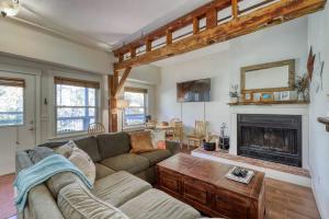 ein Wohnzimmer mit Sofa und Kamin in der Unterkunft The Mill #210 in Ludlow