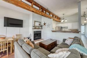 ein Wohnzimmer mit Sofa und Kamin in der Unterkunft The Mill #210 in Ludlow