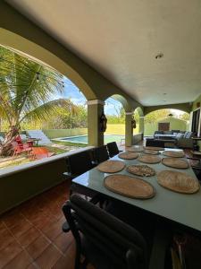 a room with a table with chairs and a patio at Los Dias Enmedio in Telchac Puerto