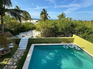 a swimming pool with a view of the beach at Los Dias Enmedio in Telchac Puerto