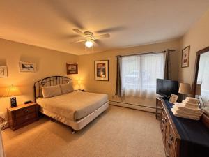 a bedroom with a bed and a flat screen tv at Mountainside Resort V in Stowe +43 photos