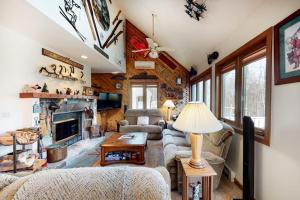 ein Wohnzimmer mit Sofa und Kamin in der Unterkunft Stratton Hideway in Stratton