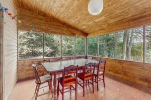 a dining room with a table and chairs at Garden Island's Pine in Charlotte