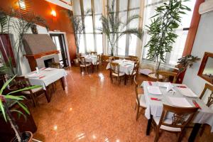 Pensiunea Crystal餐厅或其他用餐的地方